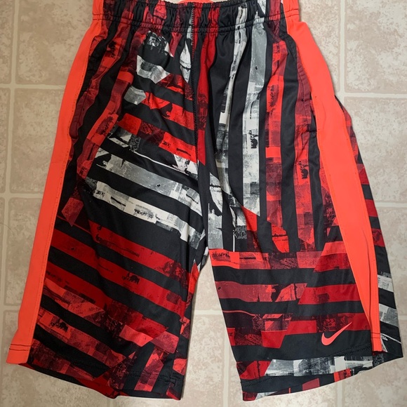 Boys Nike shorts - Picture 1 of 2